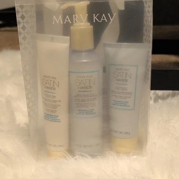 Mary Kay Satin Hands Trio - Picture 3 of 10